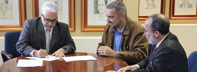 O Conselheiro Wanderley Ávila firma a parceria ao lado do Diretor da Rede Pitágoras de Ensino, Carlos Renato Gherarde Lins e do Presidente da Asscontas, Jairo Magela Chagas Foto: Karina Camargos Coutinho